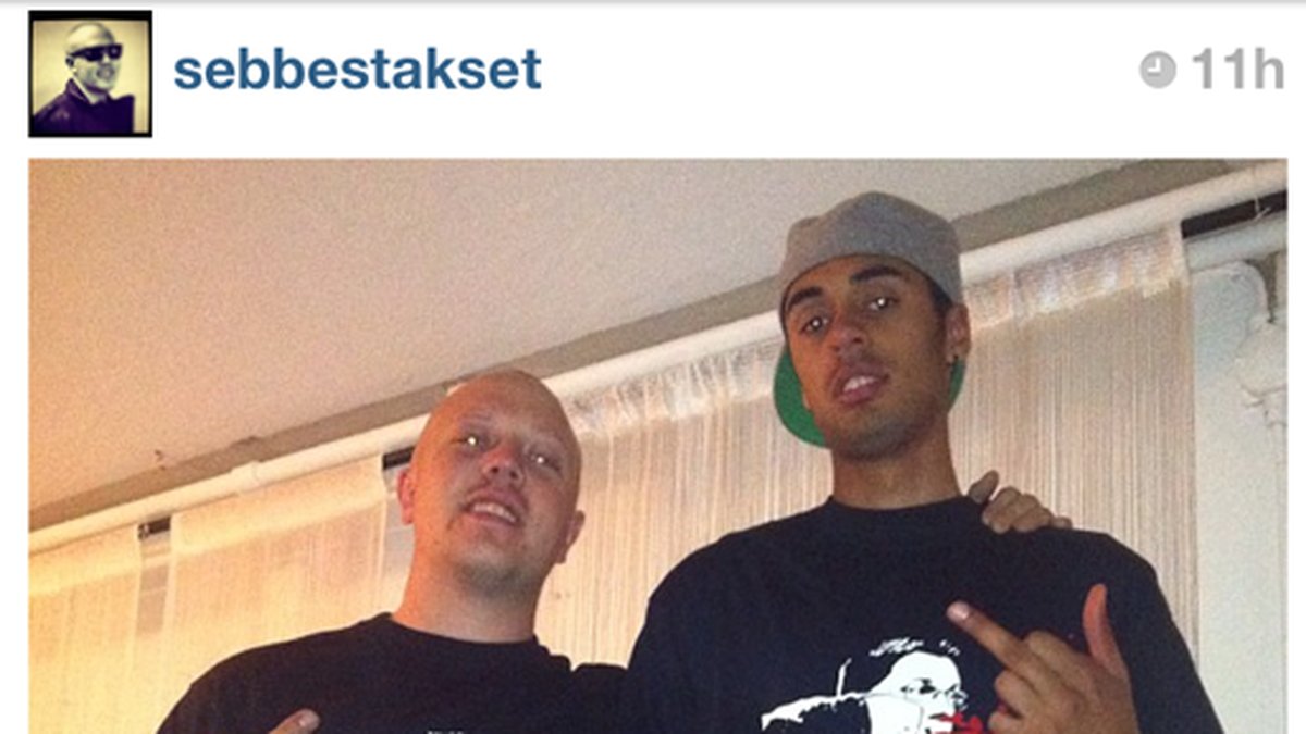 Malcolm tillsammans med rapparen Sebbe Stakset från Kartellen med den omtalade t-shirten.